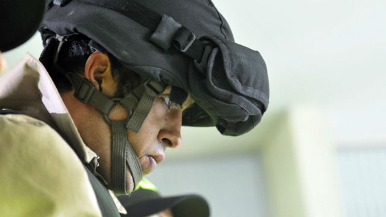 Jonathan Vega le lanzó ácido a Natalia Ponce de León el 27 de marzo, lo cual le causó heridas severas en el rostro y parte del cuerpo. En la foto, del 5 de abril, Vega llega a una audiencia custodiado por la Policía en los juzgados de Paloquemao, en Bogotá.