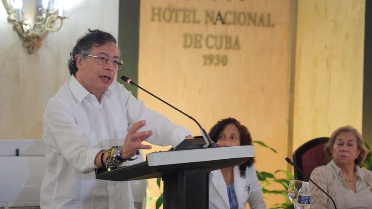 El presidente saliente, Gustavo Petro, sostuvo un encuentro con estudiantes colombianos de medicina en medio de su visita a Cuba.