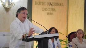 El presidente Gustavo Petro sostuvo un encuentro con estudiantes colombianos de medicina en medio de su visita a Cuba.
