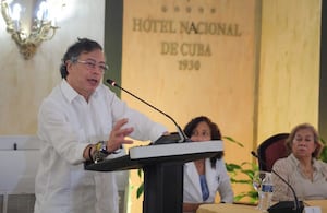El presidente Gustavo Petro sostuvo un encuentro con estudiantes colombianos de medicina en medio de su visita a Cuba.
