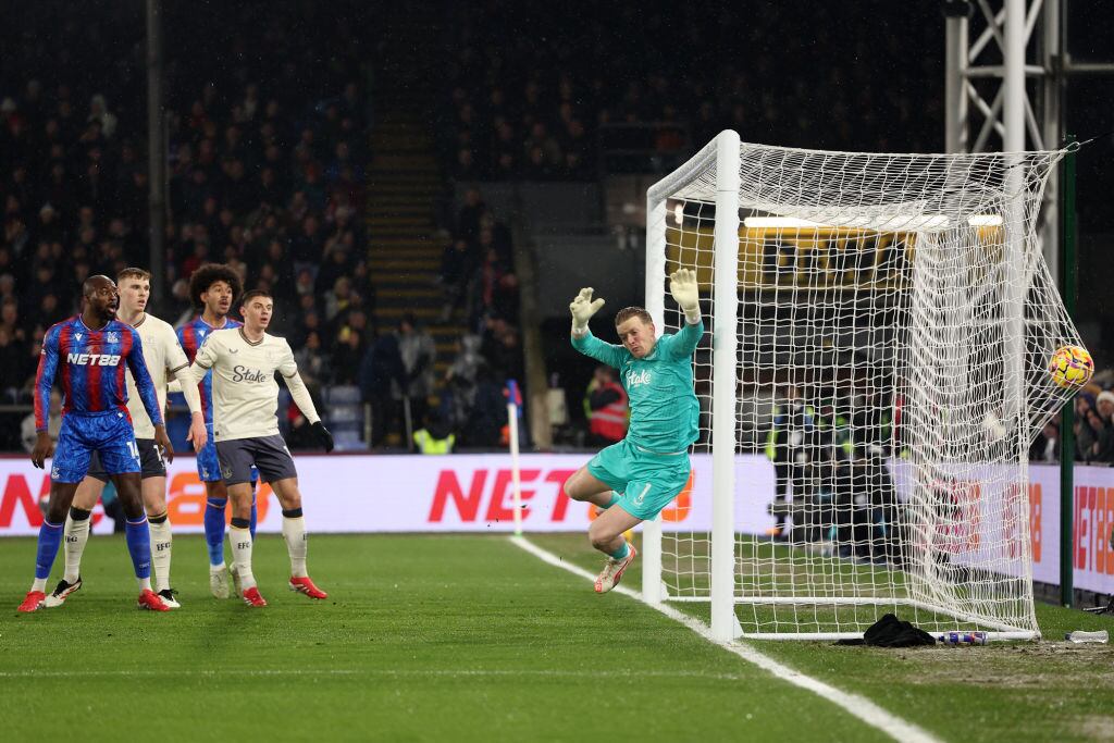 Jefferson Lerma vio su gol anulado en la Premier League por el VAR, que no mostró una prueba clara.