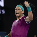 Rafael Nadal al ganar un punto durante la final del Abierto de Australia ante Daniil Medvedev, el domingo 30 de enero de 2022. (AP Foto/Hamish Blair)