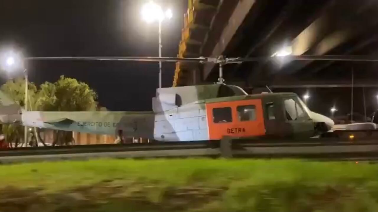 La aeronave era transportada en una cama baja, cuando quedó atrapada en el puente de la calle 116 con Autopista Norte, en Bogotá.