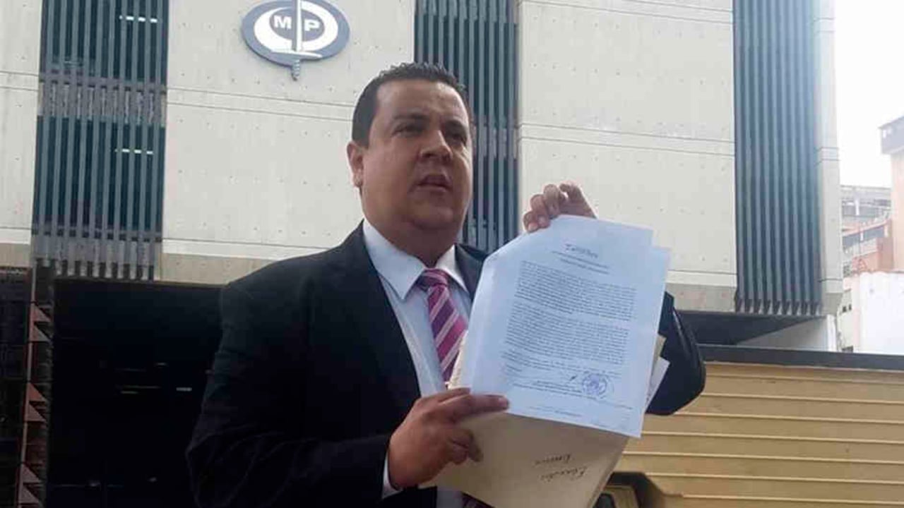 Javier Tarazona, director de la Fundación en defensa de los Derechos Humanos REDES, denunció ante el Ministerio Público de Venezuela el ingreso de guerrilleros colombianos a escuelas de ocho estados del país.