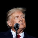 Archivo - El expresidente Donald Trump habla durante un acto de campaña en el aeropuerto internacional de Dayton el 7 de noviembre de 2022 en Vandalia, Ohio. Trump es difícilmente el primer presidente o expresidente de Estados Unidos en enfrentar problemas con la justicia. (AP Foto/Michael Conroy, Archivo)