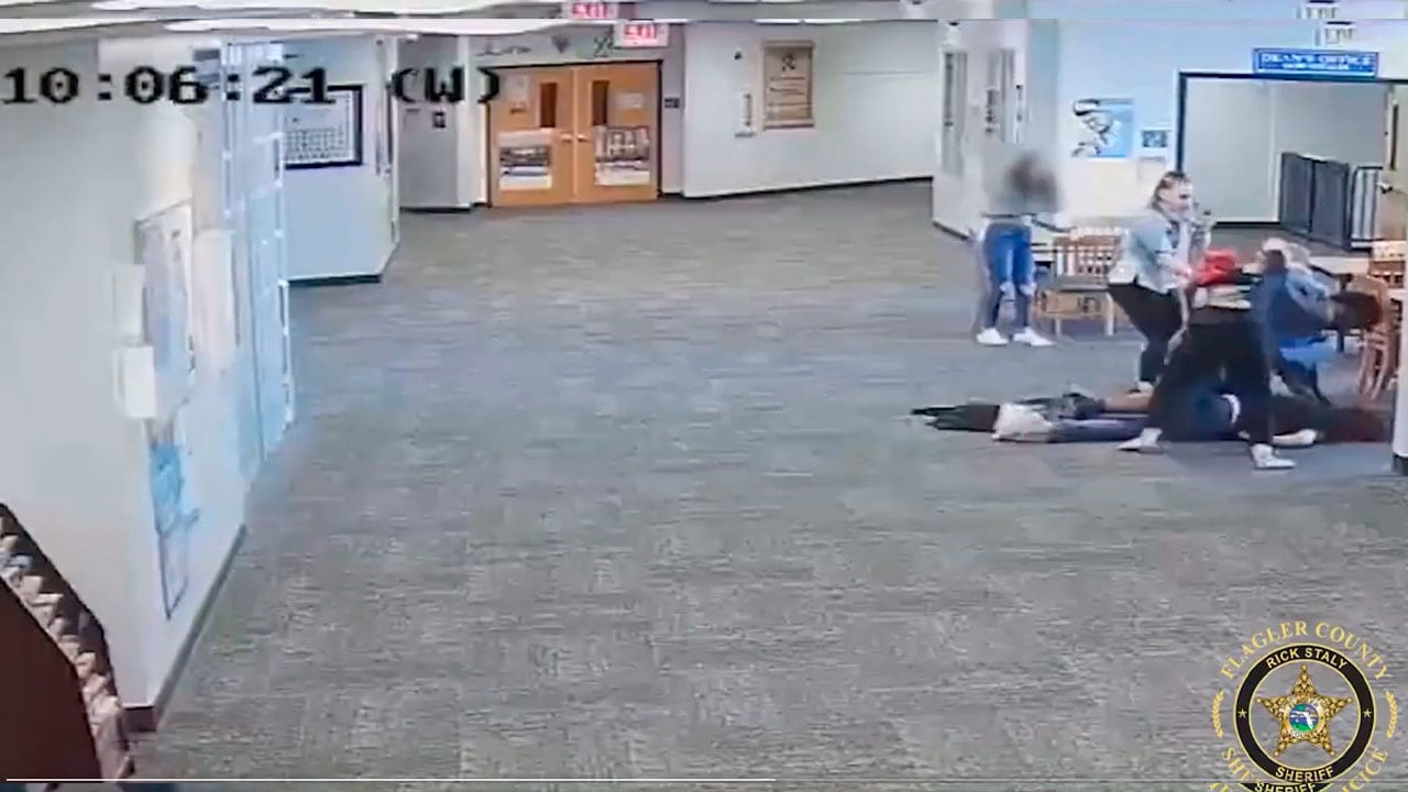 Estudiantes de escuela de EE.UU. deben contener a joven que estaba golpeando a su profesora.