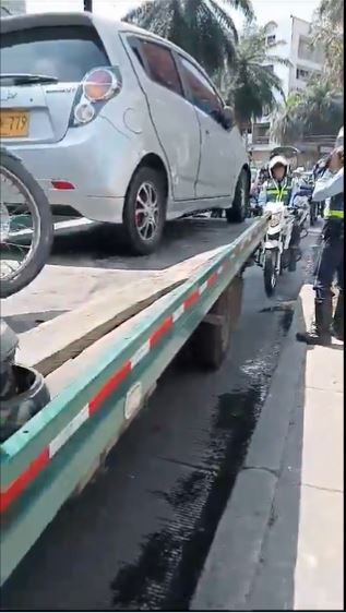 quedó captado el momento en que un hombre conductor de un automóvil particular en la capital del Valle le suplica desesperadamente al conductor de una grúa y a un agente de tránsito que no se lleven su vehículo a los patios.