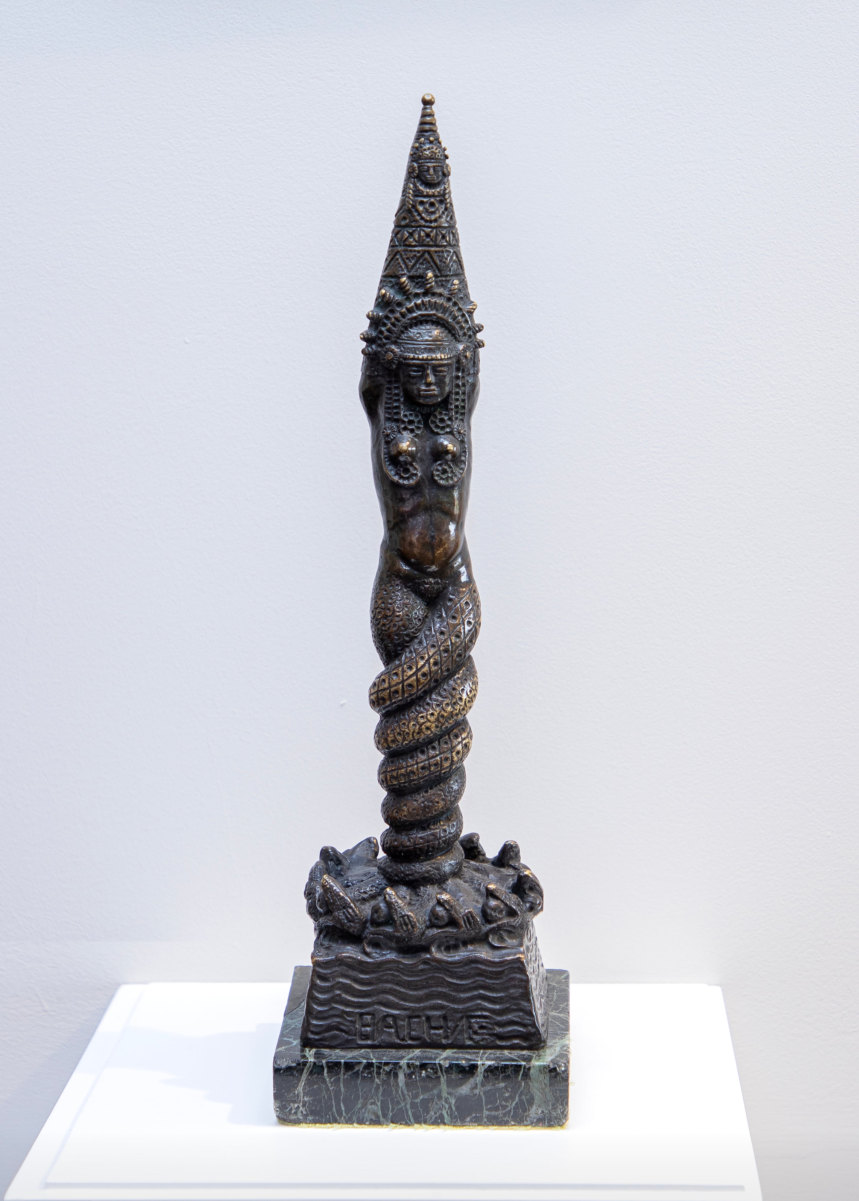 La Bachué (1925) de Rómulo Rozo, la emblemática escultura que da nombre a la colección y al proyecto investigativo de la familia.