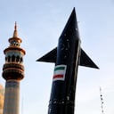 Manifestantes iraníes portan un modelo de misil mientras se ve al fondo el minarete y la cúpula de una mezquita durante una reunión antiisraelí en la plaza Felestin (Palestina). en Teherán, Irán, el lunes 15 de abril de 2024. Los líderes mundiales instan a Israel a no tomar represalias después de que Irán lanzara un ataque con cientos de drones, misiles balísticos y misiles de crucero.