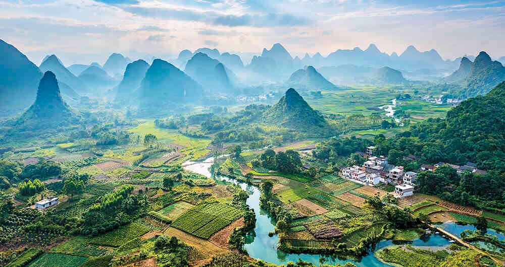 Los laberintos y montañas por donde corren las aguas cristalinas del río Li en la ciudad de Guilin, la eclética Shanghai y la Ciudad Prohibida, en Beijing, son algunos de los lugares que recomienda visitar el periodista inglés de Lonely Planet China.