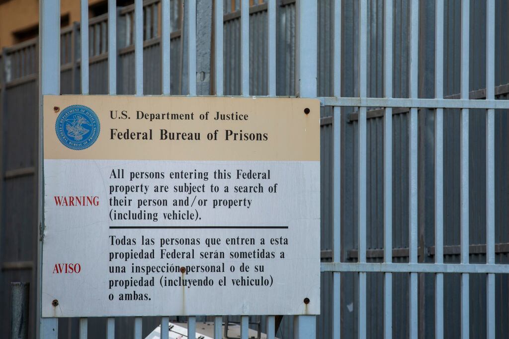 Un cartel se coloca afuera del Centro de Detención Metropolitano el 4 de febrero de 2019 en el distrito de Brooklyn de la ciudad de Nueva York (Foto de Drew Angerer/Getty Images)
