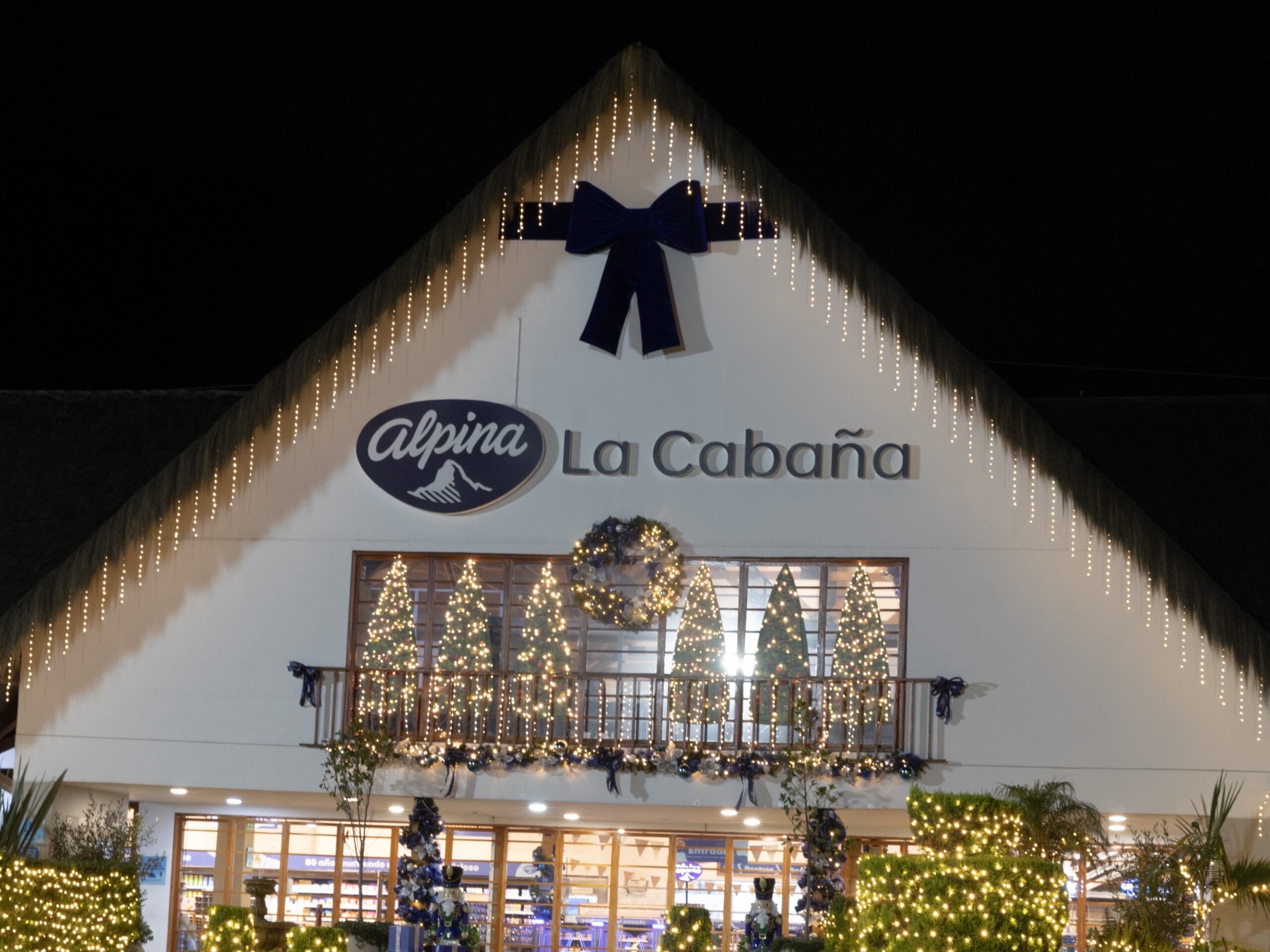 El ingreso a La Cabaña Alpina ahora incluye arcos y senderos de luz que ambientan la experiencia diseñada especialmente para diciembre.