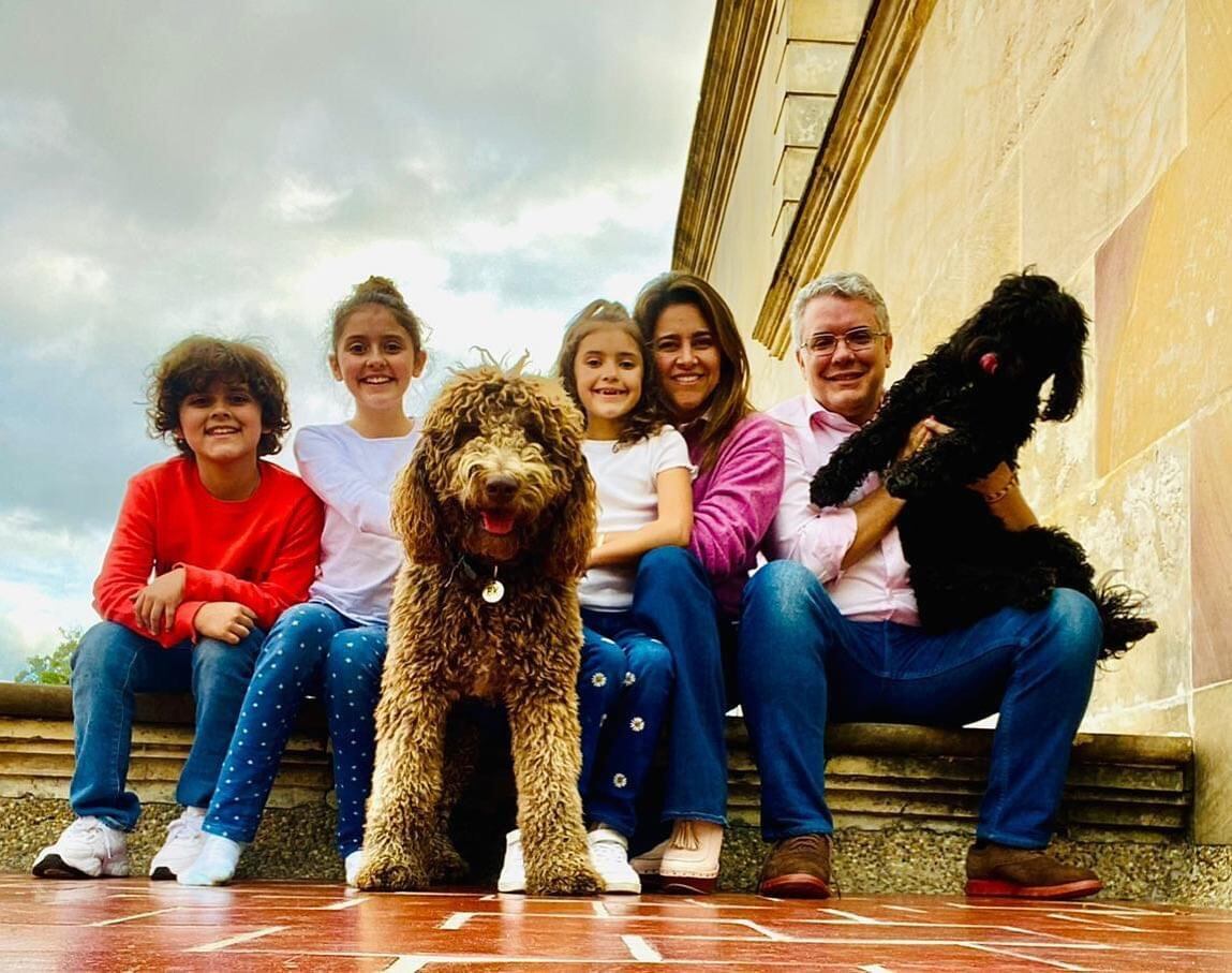 Iván Duque presidente de Colombia con su familia y mascotas