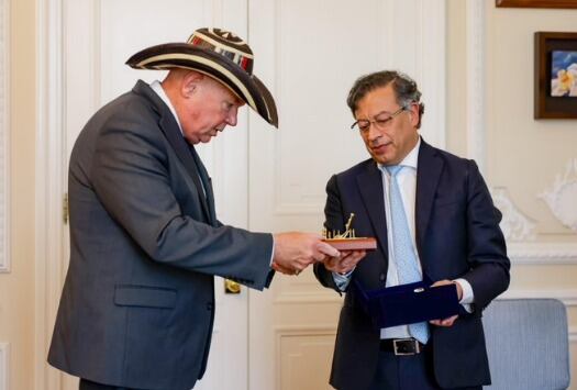 Petro recibe a encargado de negocios de EE.UU. y le obsequia una balsa muisca y un sombrero Zenú