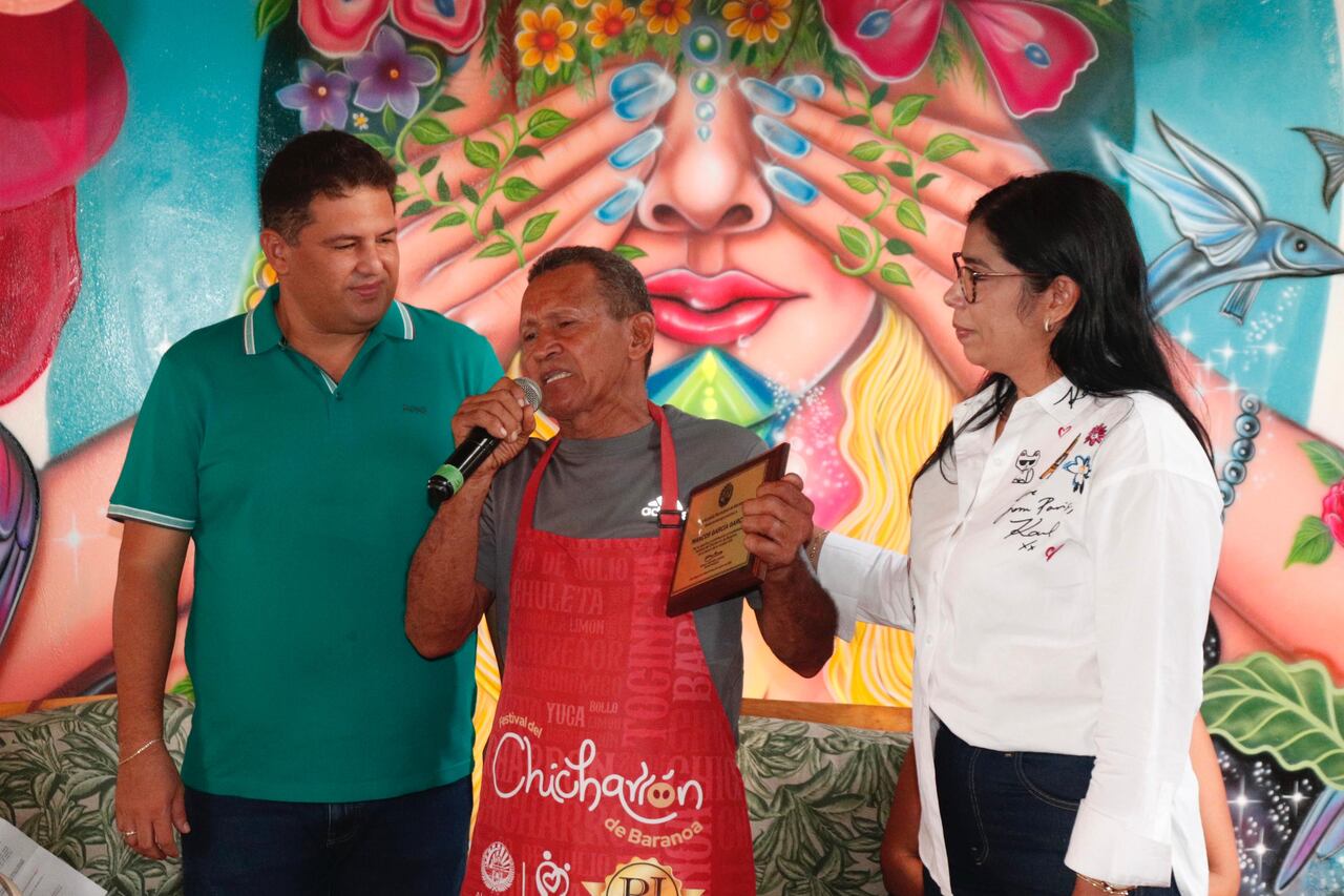 Este es el hijo del señor Marcos García, precursor de la comercialización de la carne de cerdo. Recibió la placa su hijo Walberto. Acompaña el alcalde Edinson Palma y la gestora social, Julia Durán