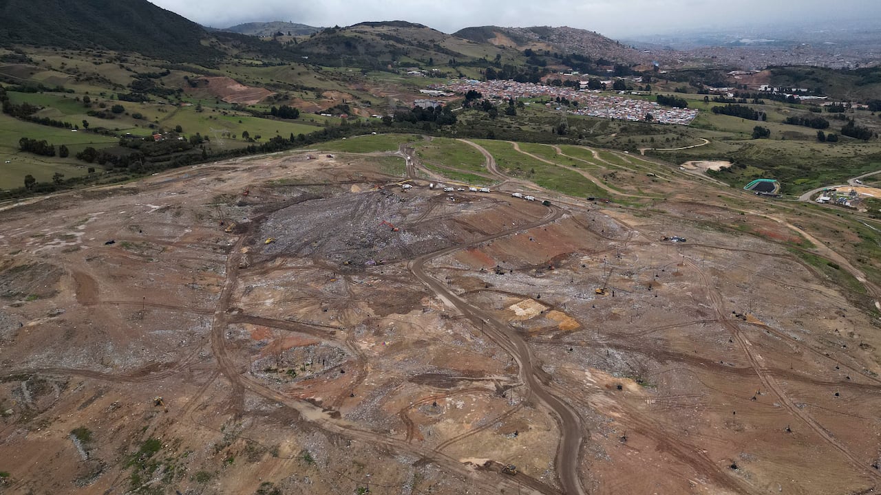 A primera vista Doña Juana parece cualquier otro cerro, pero debajo de su capa de tierra y pasto se encuentra una montaña de desechos que lo convierte en uno de los vertederos más grandes de América Latina, que lleva más de 30 años creciendo, bajo la mirada impotente de sus vecinos.