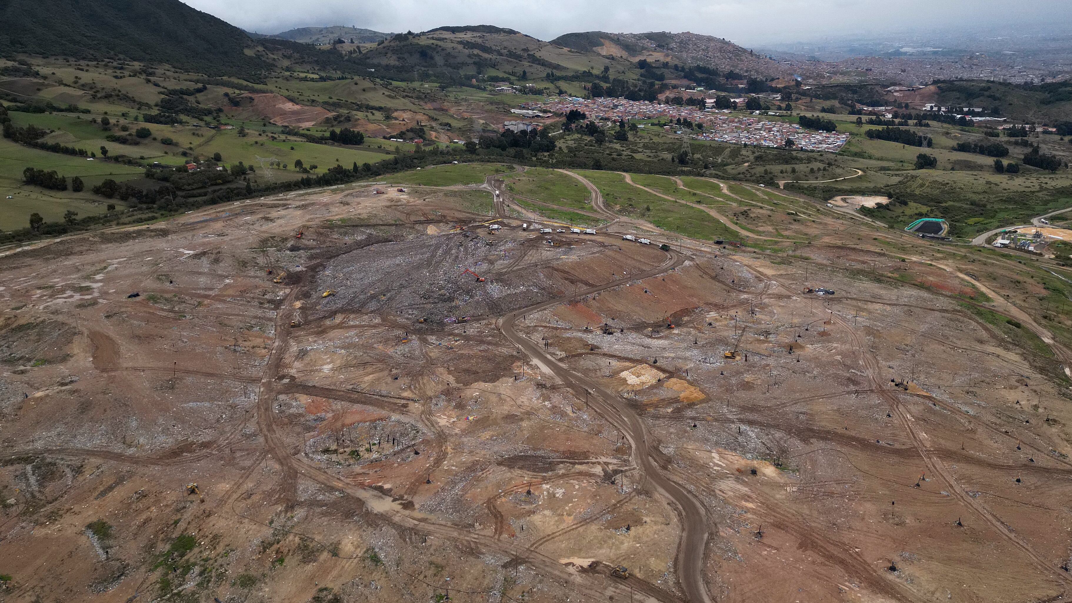 A primera vista Doña Juana parece cualquier otro cerro, pero debajo de su capa de tierra y pasto se encuentra una montaña de desechos que lo convierte en uno de los vertederos más grandes de América Latina, que lleva más de 30 años creciendo, bajo la mirada impotente de sus vecinos.