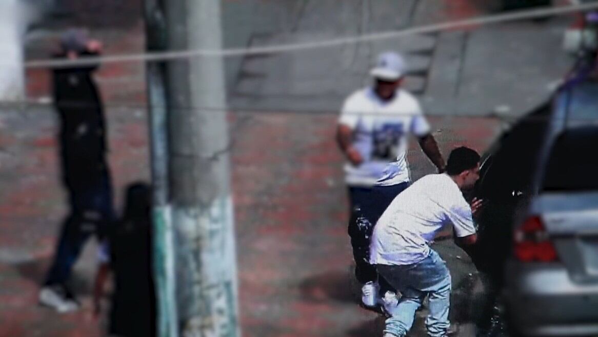 Hombre desató el pánico en medio de un funeral. El capturado abrió fuego en medio del evento.