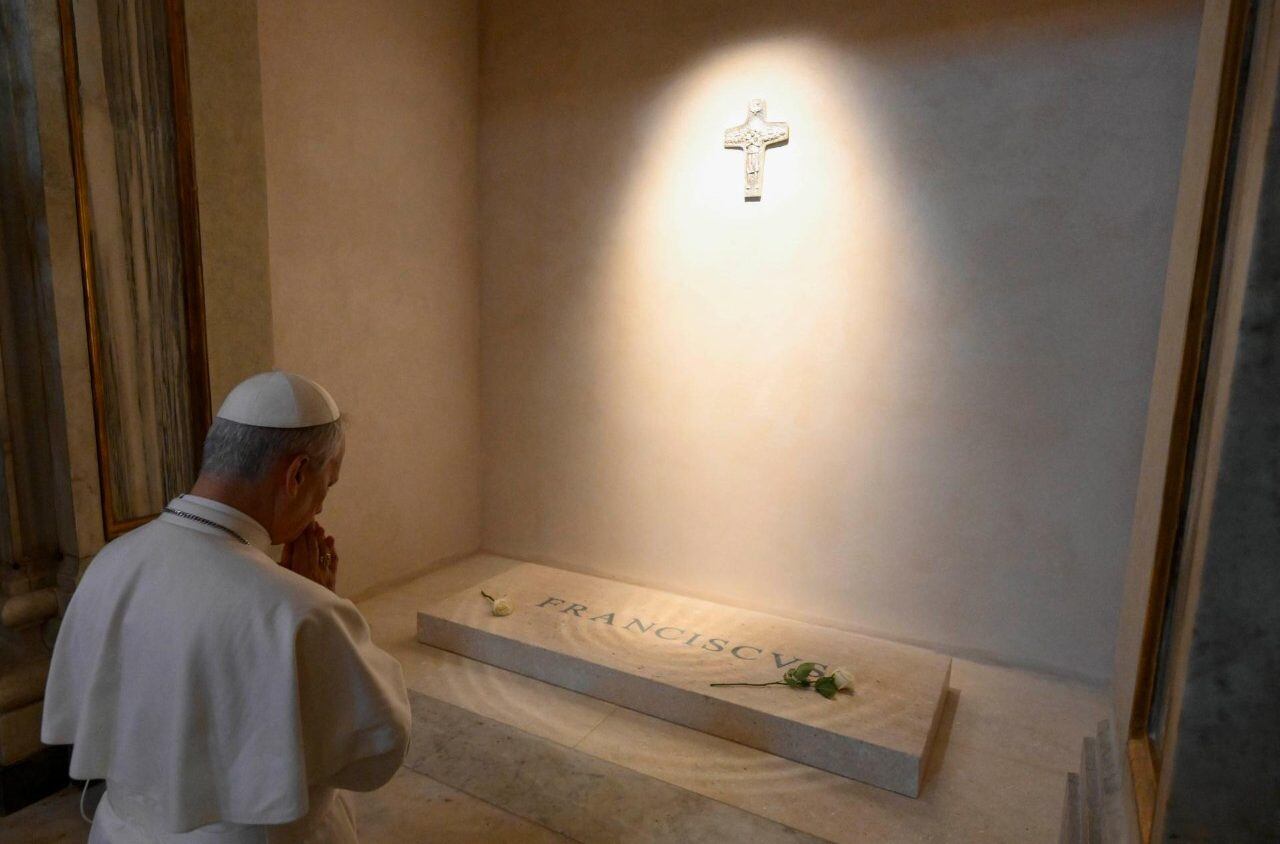 El Papa León XIV llegó a Santa María la Mayor, donde se detuvo a rezar ante la tumba del Papa Francisco.