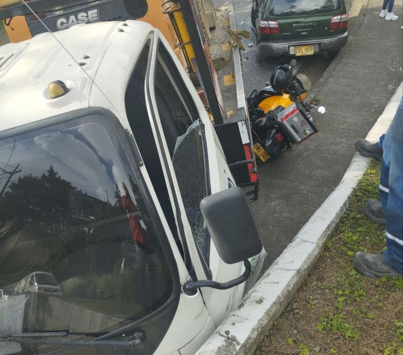 Choque múltiple en Medellín: más de seis vehículos fueron embestidos por un camión sin frenos.