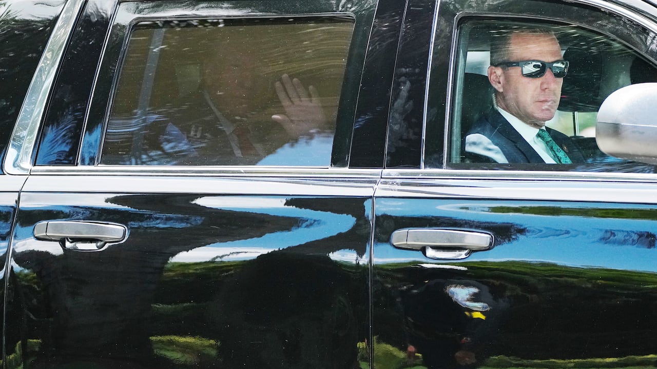 El expresidente Donald Trump sale de su resort Trump National Doral, el martes 13 de junio de 2023 en Doral
