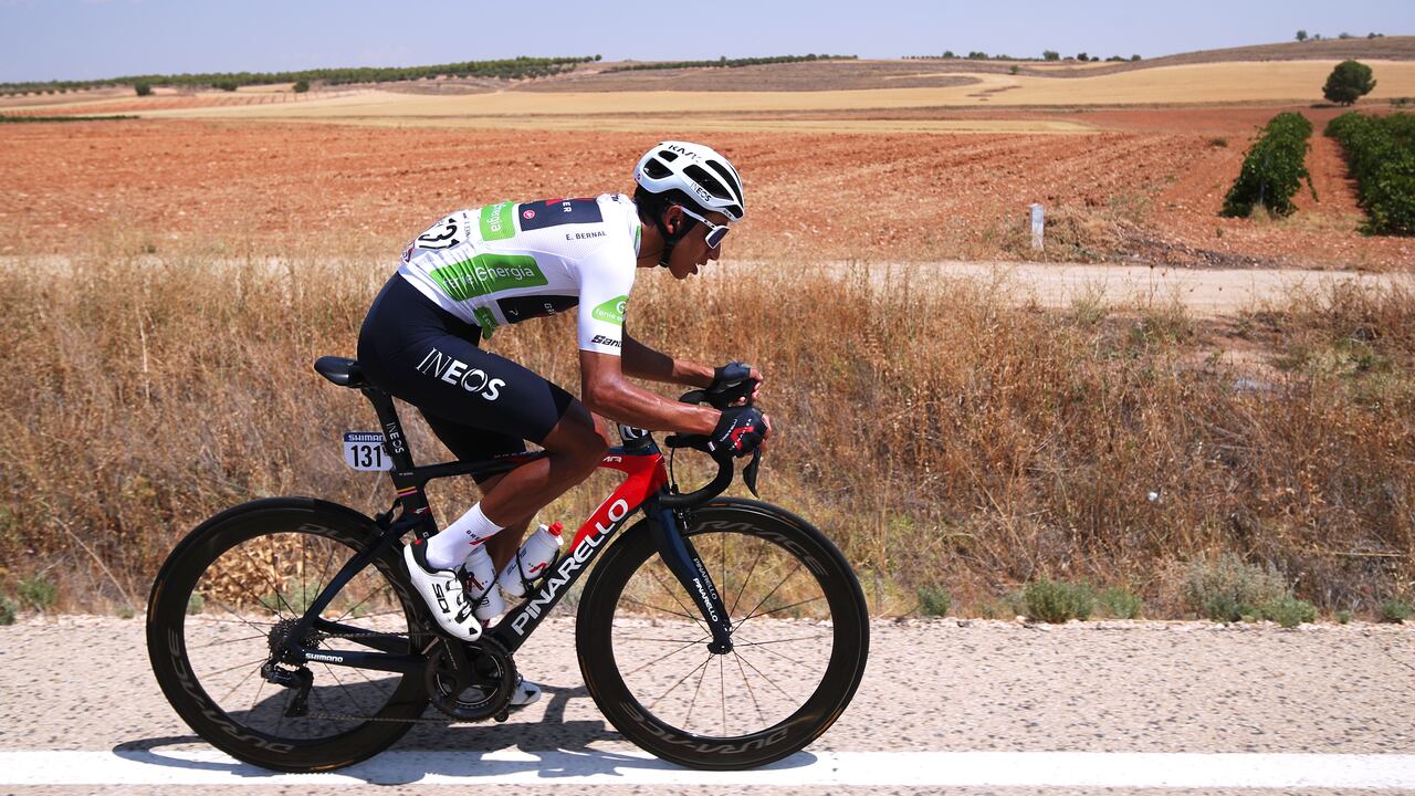 ALBACETE, ESPAÑA - 18 DE AGOSTO: Egan Arley Bernal Gómez de Colombia y Equipo INEOS Granaderos Blanco Mejor Camiseta Joven Jinete durante la 76a Vuelta a España 2021, Etapa 5, etapa de 184,4 km desde Tarancón a Albacete / @lavuelta / # LaVuelta21 / en agosto 18 de febrero de 2021 en Albacete, España. (Foto de Gonzalo Arroyo Moreno / Getty Images)