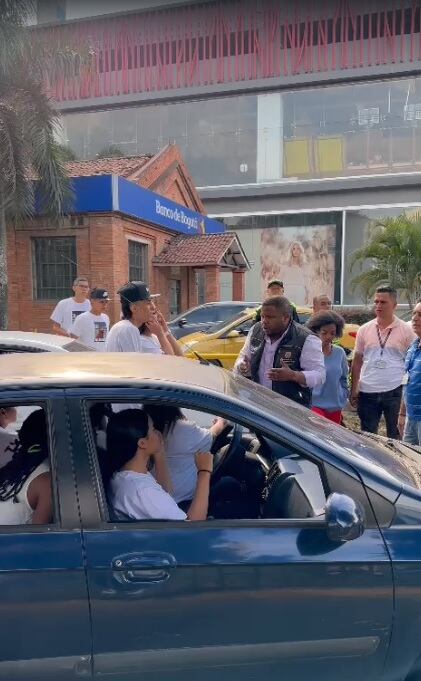 Caravana fúnebre en Cali fue frenada por las autoridades; motociclistas haciendo maniobras peligrosas, fue parte del panorama.