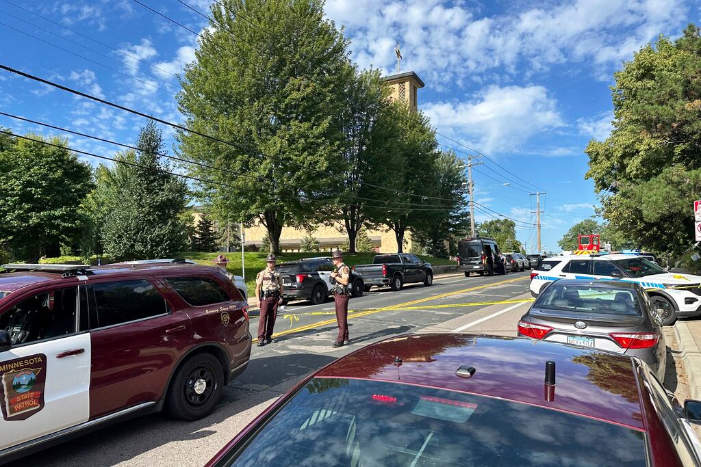Agentes del orden se congregan frente a la escuela de la Iglesia de la Anunciación en respuesta a un tiroteo masivo reportado el miércoles 27 de agosto de 2025 en Minneapolis. (Foto AP/Mark Vancleave)