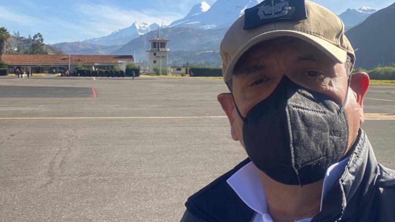 Jose Gavidia, ministro de Defensa de Perú, debe explicar la razón para llevar a sus hijas en un avión militar de la fuerza aérea de su país.