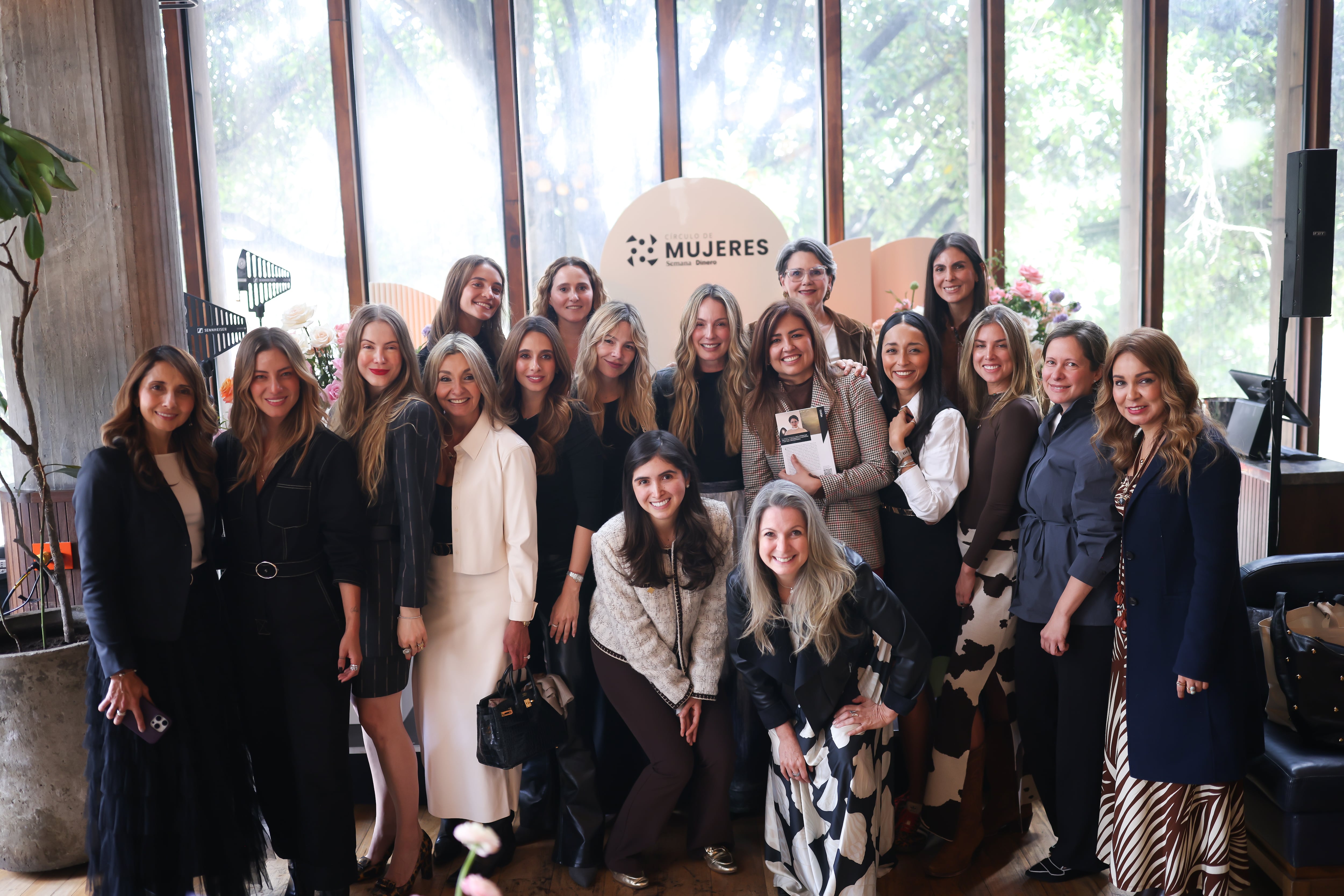 De izquierda a derecha se encuentran Carmenza Alarcón, Ana María Villalba, Eleonora Morales, Laura Garcia, Juliana Palacio, Laura Anzola, Johana Bahamon, Soy Fira, Claudia Bahamon, Carolina Angarita, Lina Caceres, Sandra Suárez, Catalina Marin, Juliana Duque, Karen Carvajalino