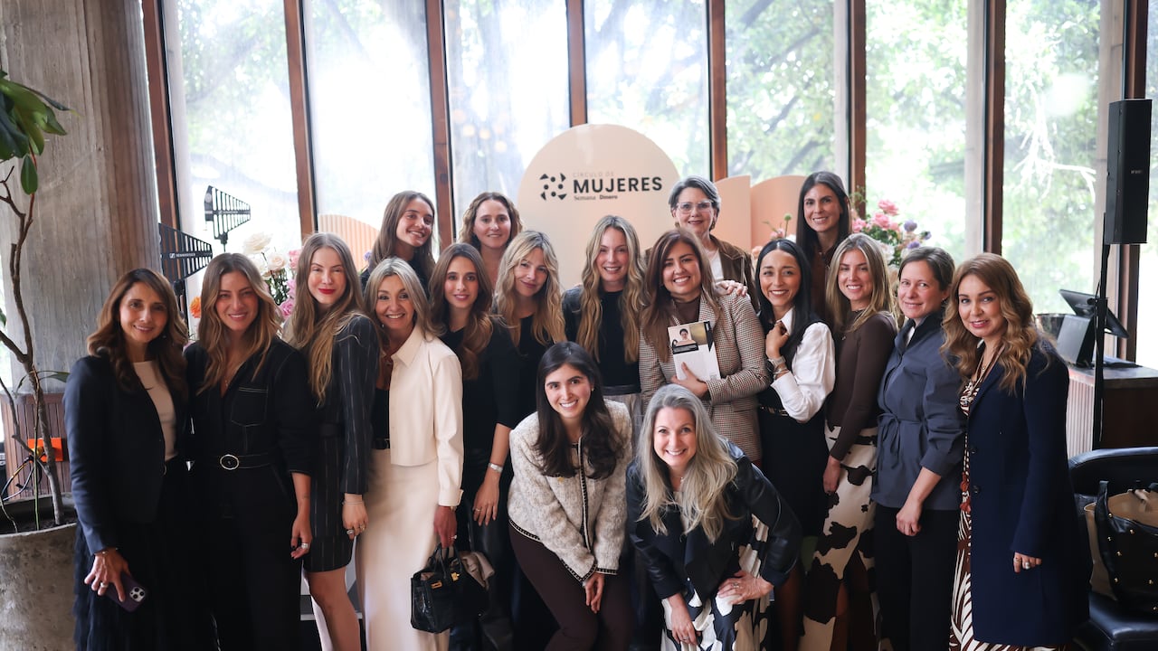 De izquierda a derecha se encuentran Carmenza Alarcón, Ana María Villalba, Eleonora Morales, Laura Garcia, Juliana Palacio, Laura Anzola, Johana Bahamon, Soy Fira, Claudia Bahamon, Carolina Angarita, Lina Caceres, Sandra Suárez, Catalina Marin, Juliana Duque, Karen Carvajalino