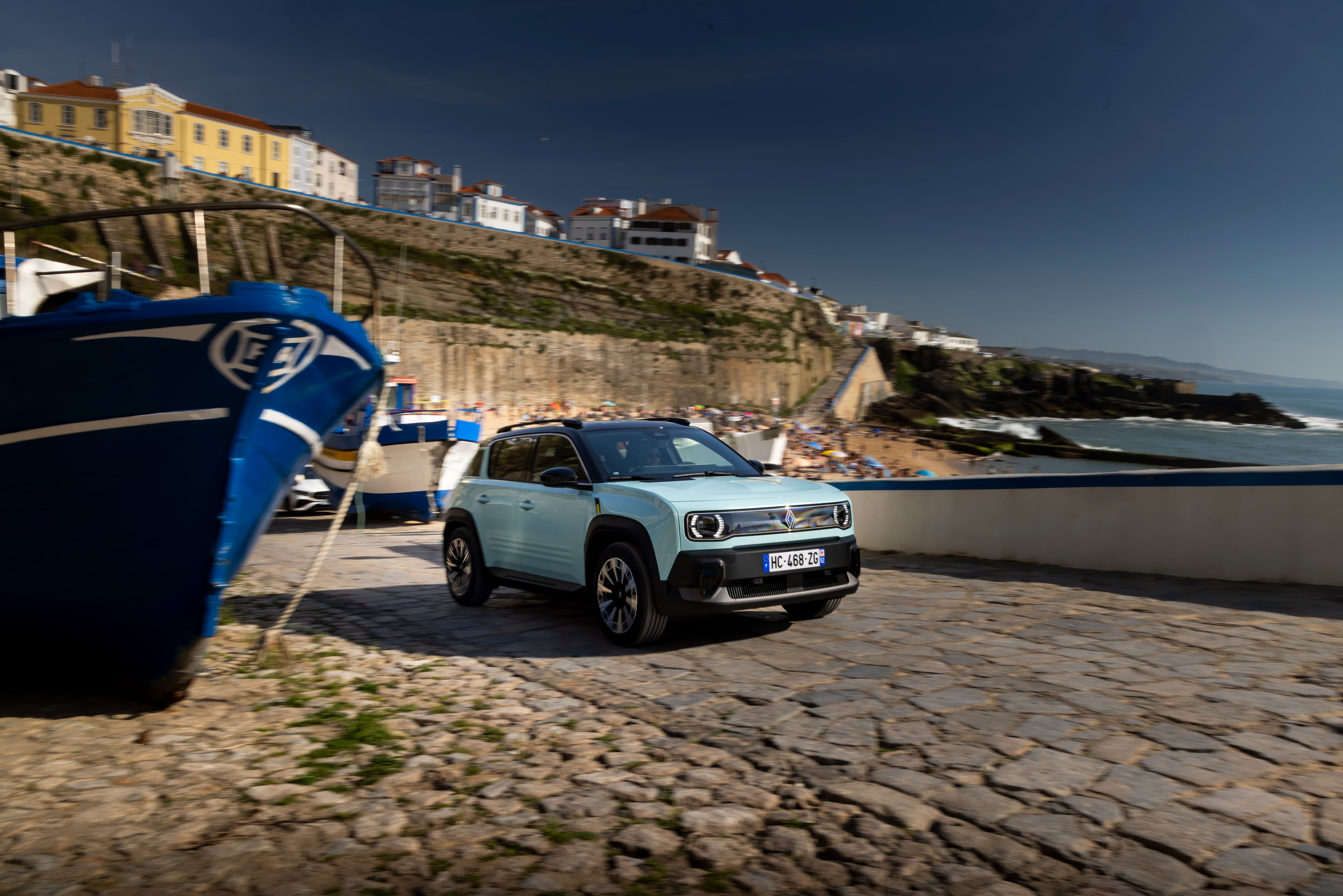 El nuevo Renault 4 E-Tech ya tuvo sus primeras pruebas de manejo y sorprendió por sus capacidades.