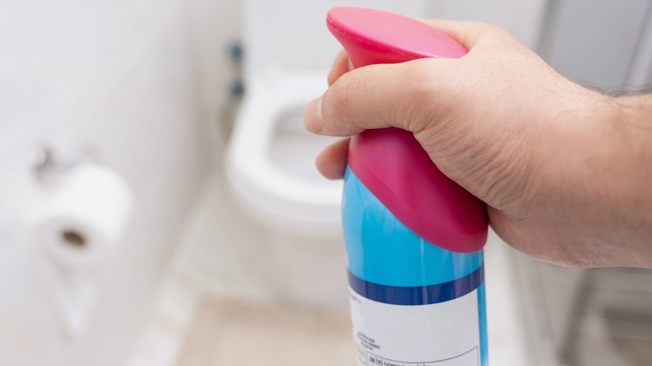 La limpieza del baño es clave para mantener un buen aroma.