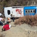 : Bus de servicio público quedó accidentado tras caer al vacío en la vía Medellín-Urabá.