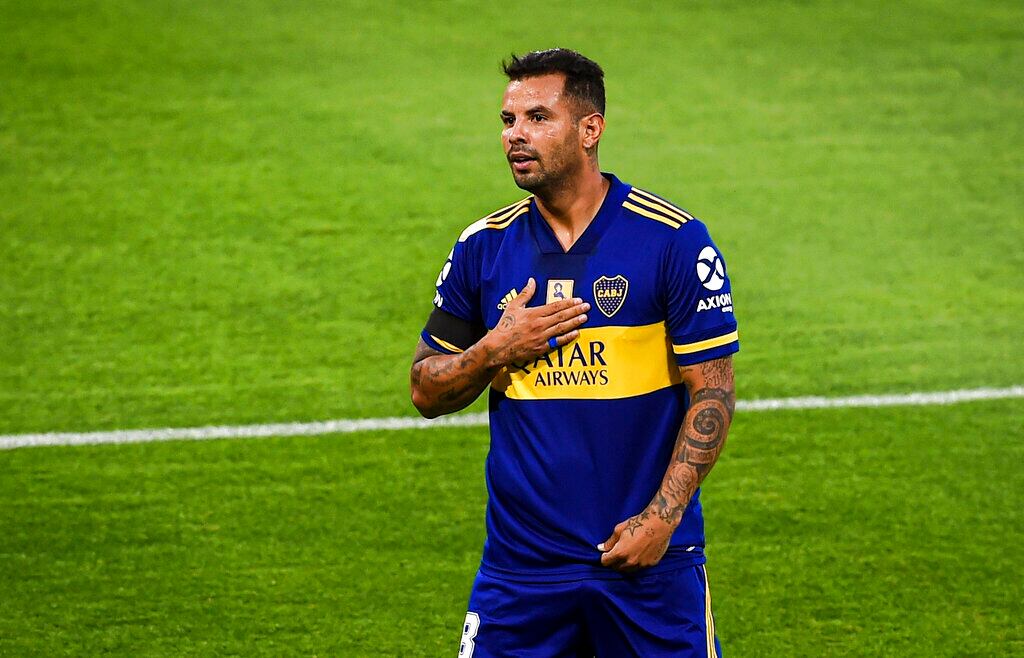 El colombiano Edwin Cardona toca imagen en su uniforme del fallecido Diego Armando Maradona, en el festejo por anotar el primer gol del Boca Juniors en el partido del torneo local ante Newell's Old Boys, en el estadio Alberto J. Armando de Buenos Aires, Argentina, el domingo 29 de noviembre de 2020. (Marcelo Endelli/Pool v�a AP)