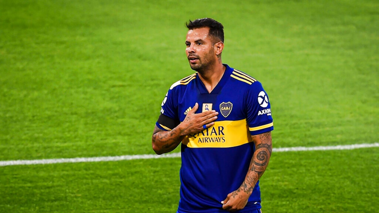 El colombiano Edwin Cardona toca imagen en su uniforme del fallecido Diego Armando Maradona, en el festejo por anotar el primer gol del Boca Juniors en el partido del torneo local ante Newell's Old Boys, en el estadio Alberto J. Armando de Buenos Aires, Argentina, el domingo 29 de noviembre de 2020. (Marcelo Endelli/Pool v�a AP)