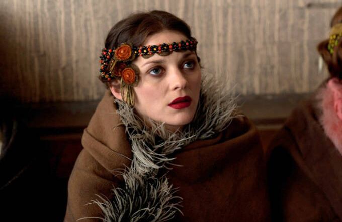 ‘La inmigrante’ (2013) Marion Cotillard y Joaquin Phoenix protagonizan un drama sobre dos hermanas polacas que emigran a Nueva York en los años 20. Son separadas mediante engaños y  Ewa, el personaje de Cotillard, es enredada en una vida grotesca. 