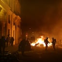 French firefighters (C) operate on a fire during a demonstration near Place de la Concorde after the French government pushed a pensions reform through parliament without a vote, using the article 49,3 of the constitution, in Paris on March 16, 2023. - The French president on March 16 rammed a controversial pension reform through parliament without a vote, deploying a rarely used constitutional power that risks inflaming protests. The move was an admission that his government lacked a majority in the National Assembly to pass the legislation to raise the retirement age from 62 to 64. (Photo by Thomas SAMSON / AFP)