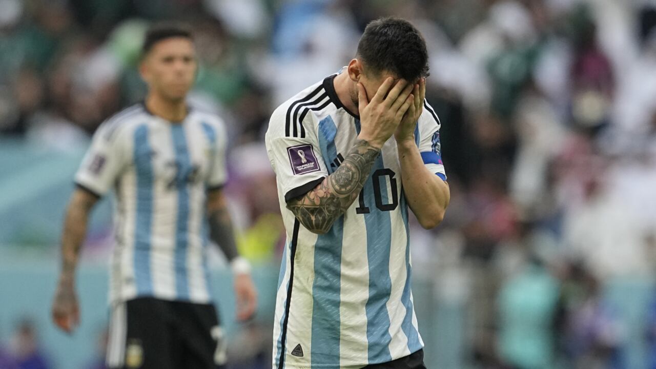 El delantero argentino Lionel Messi (derecha) reacciona tras desperdiciar una ocasión de gol durante la derrota 2-1 ante Arabia Saudí en el partido del Grupo C del Mundial, el martes 22 de noviembre de 2022, en Lusail, Qatar. (AP/Ebrahim Noroozi)
