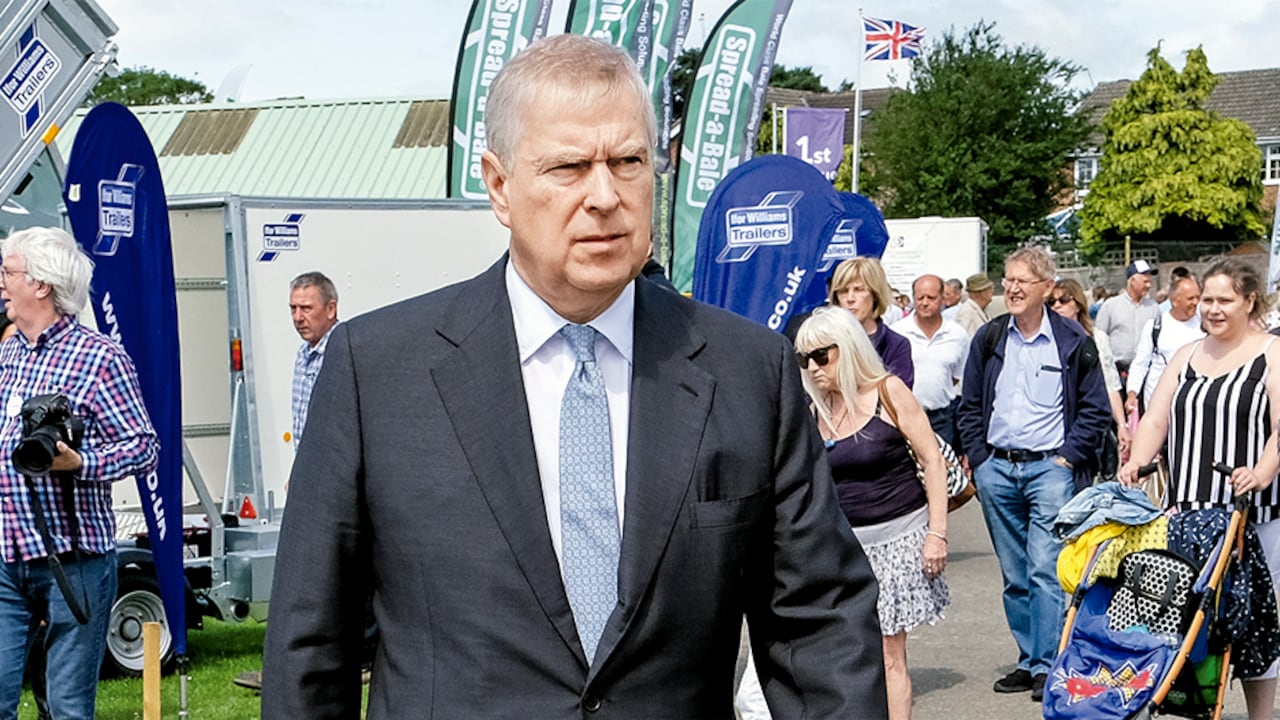 El príncipe Andrés ha estado alejado del público en Balmoral, el castillo de descanso de la familia real en Escocia. Muchos creen que su silencio es un error.