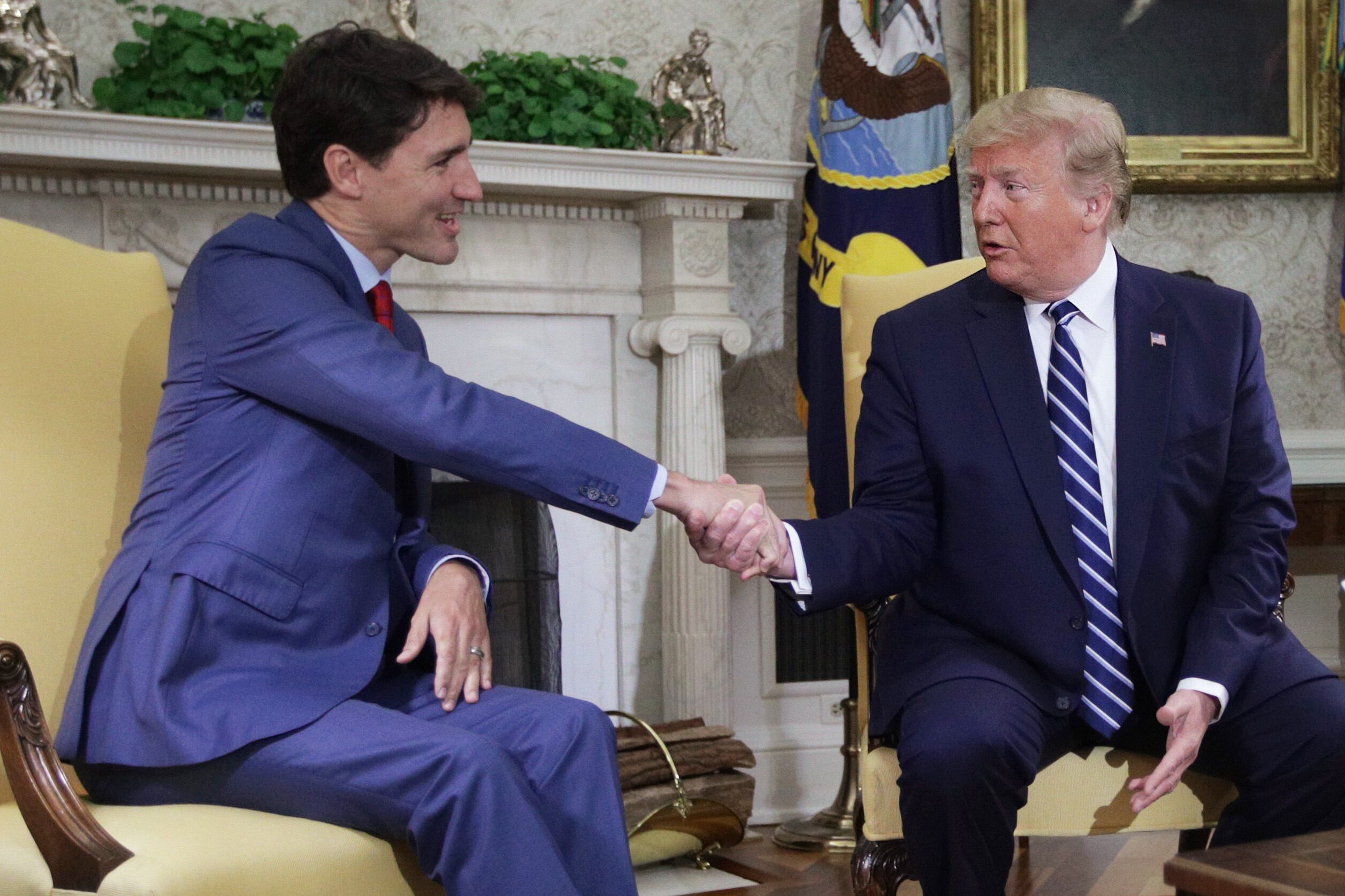 El presidente estadounidense Donald Trump (R) se reúne con el primer ministro canadiense Justin Trudeau en la Oficina Oval de la Casa Blanca el 20 de junio de 2019 en Washington, DC.