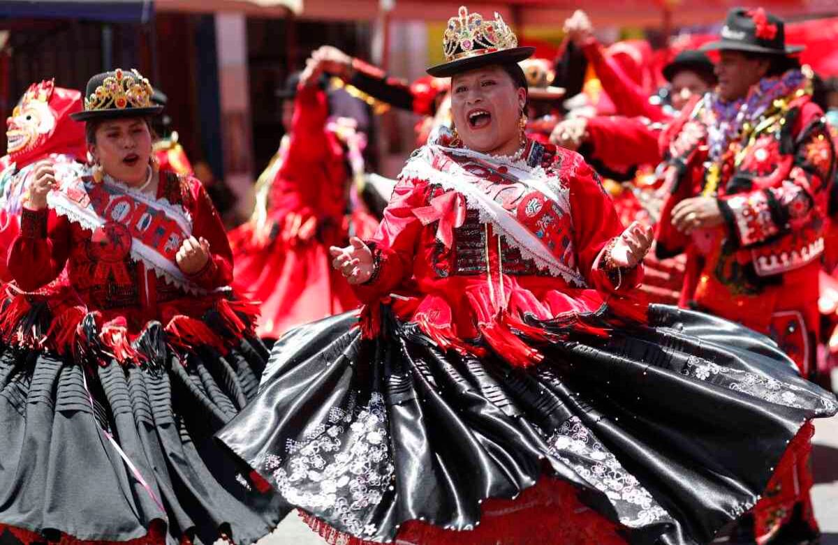 Mujeres vestidas como Cholas bailan, mientras las celebraciones de carnaval terminan en La Paz, Bolivia, el 1 de marzo de 2020. Foto: Juan Karita/ AP. En el país suramericano chola es una denominación étnica referida a mujeres mestizas. Foto: Juan Karita/ AP. 