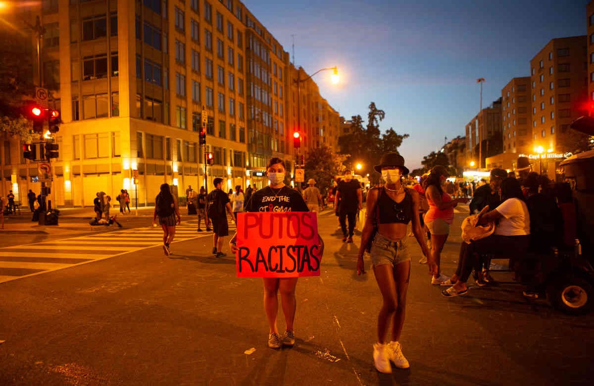 Manifestantes latinas en Black Lives Matter Plaza durante la protesta del día 06 de Junio 2020. Es el noveno día de protestas en DC tras la muerte de George Floyd a manos de la policía el 25 de Mayo en Minneapolis. Imagen tomada el 6 de Junio de 2020- Washington DC Foto: María Luz Bravo