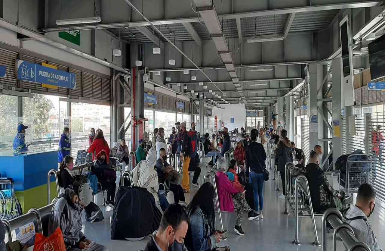 Terminal de Bogotá, en el sur. En este sitio, aunque las personas conservan la separación de sillas, hay alta afluencia de pasajeros. Foto: Mintransporte