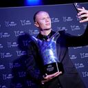 Erling Haaland con el trofeo a mejor jugador de la Uefa.
