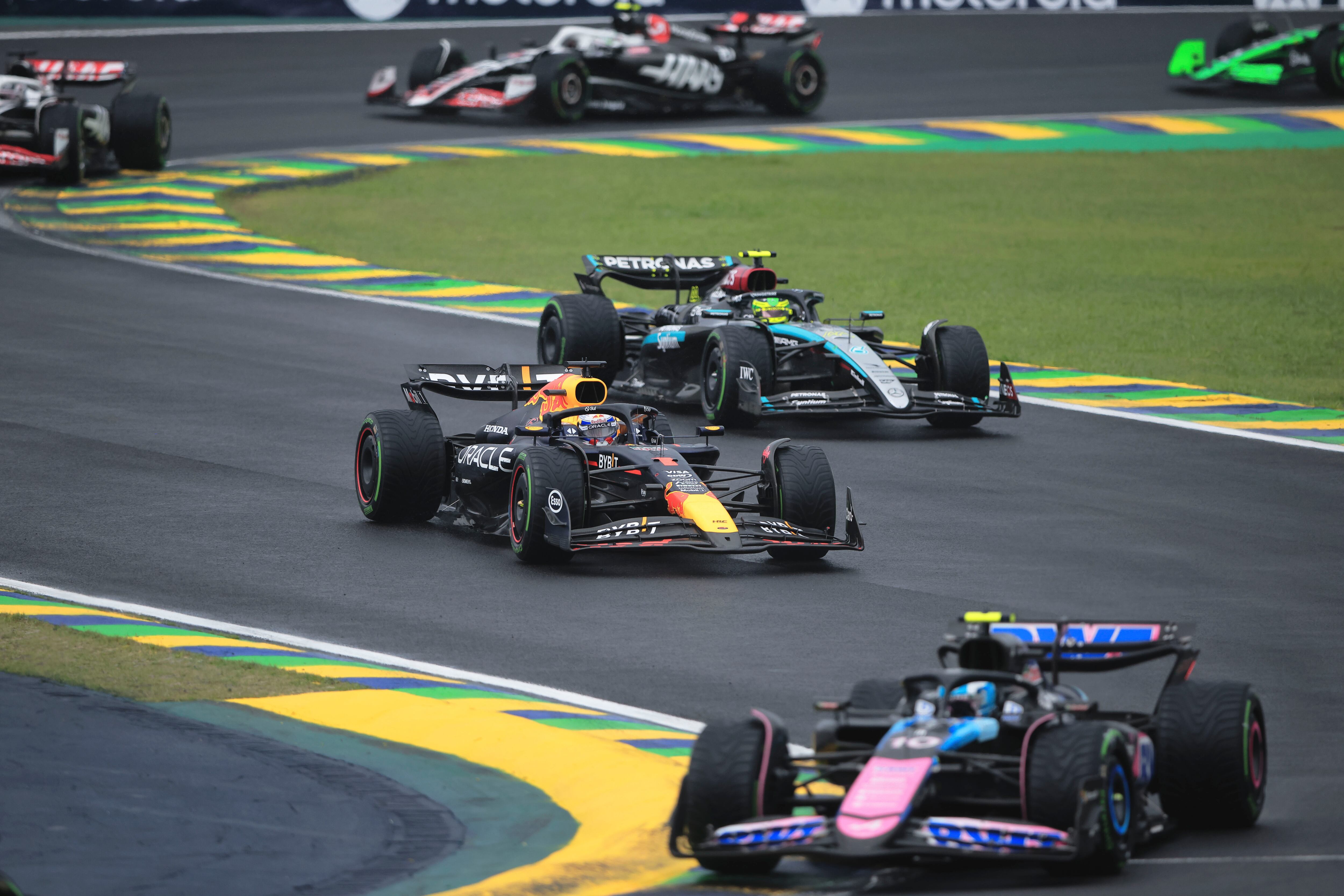 El piloto de Red Bull, el neerlandés Max Verstappen, en el centro, conduce su monoplaza durante el Gran Premio de Brasil de Fórmula Uno en el circuito de Interlagos, en Sao Paulo, Brasil, el domingo 3 de noviembre de 2024. (Foto AP/Ettore Chiereguini)