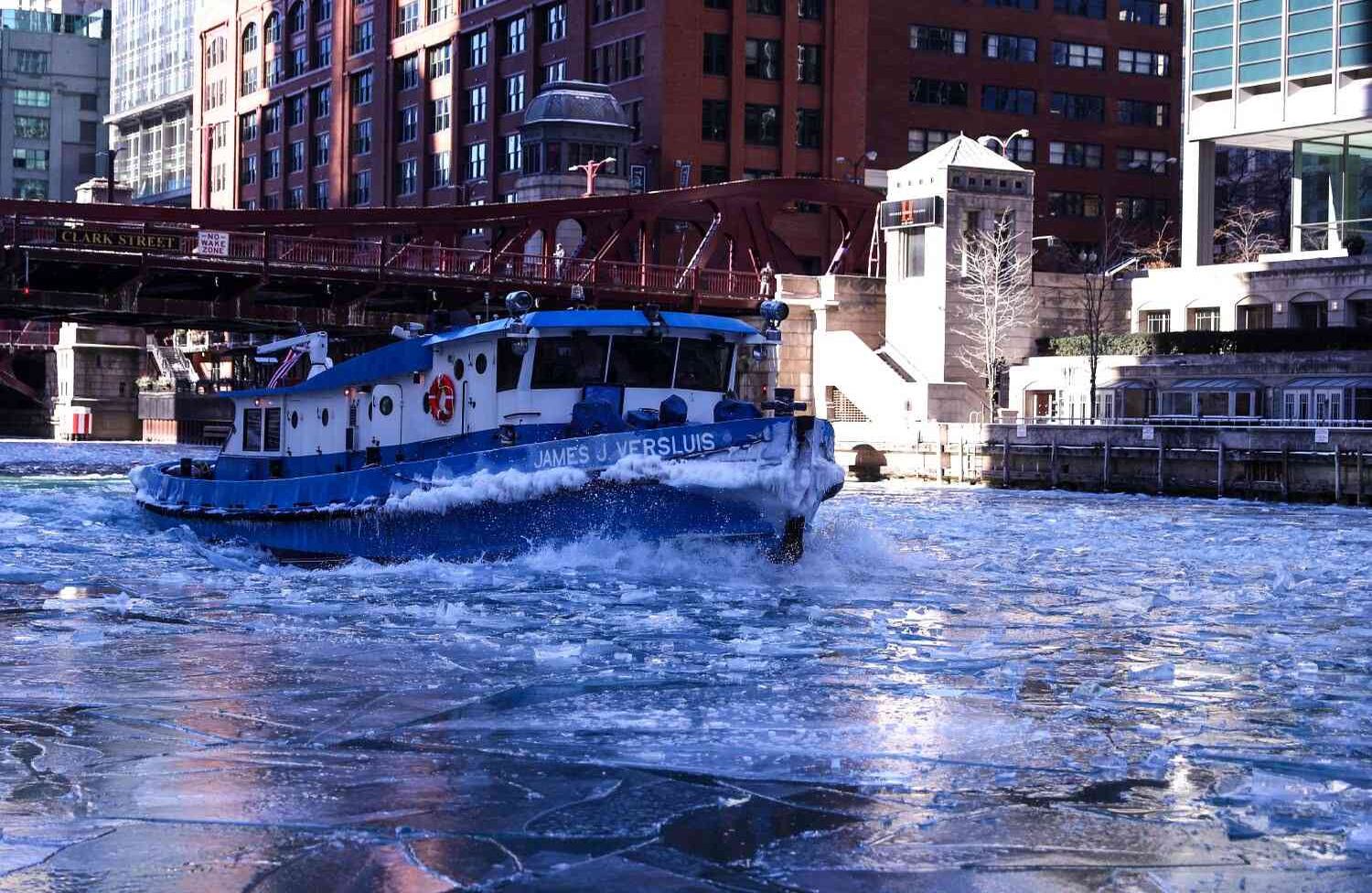 Los residentes de Chicago, al oeste de los Estados Unidos, se vieron afectados por el severo frío causado por una tormenta de nieve en el noreste del país. La vida casi se paraliza en Chicago debido a la nieve, la más pesada de la región durante años, con las calles y callejones de la ciudad completamente deseserticos. (Bilgin S. Sasmaz - Agencia de Anadolu).