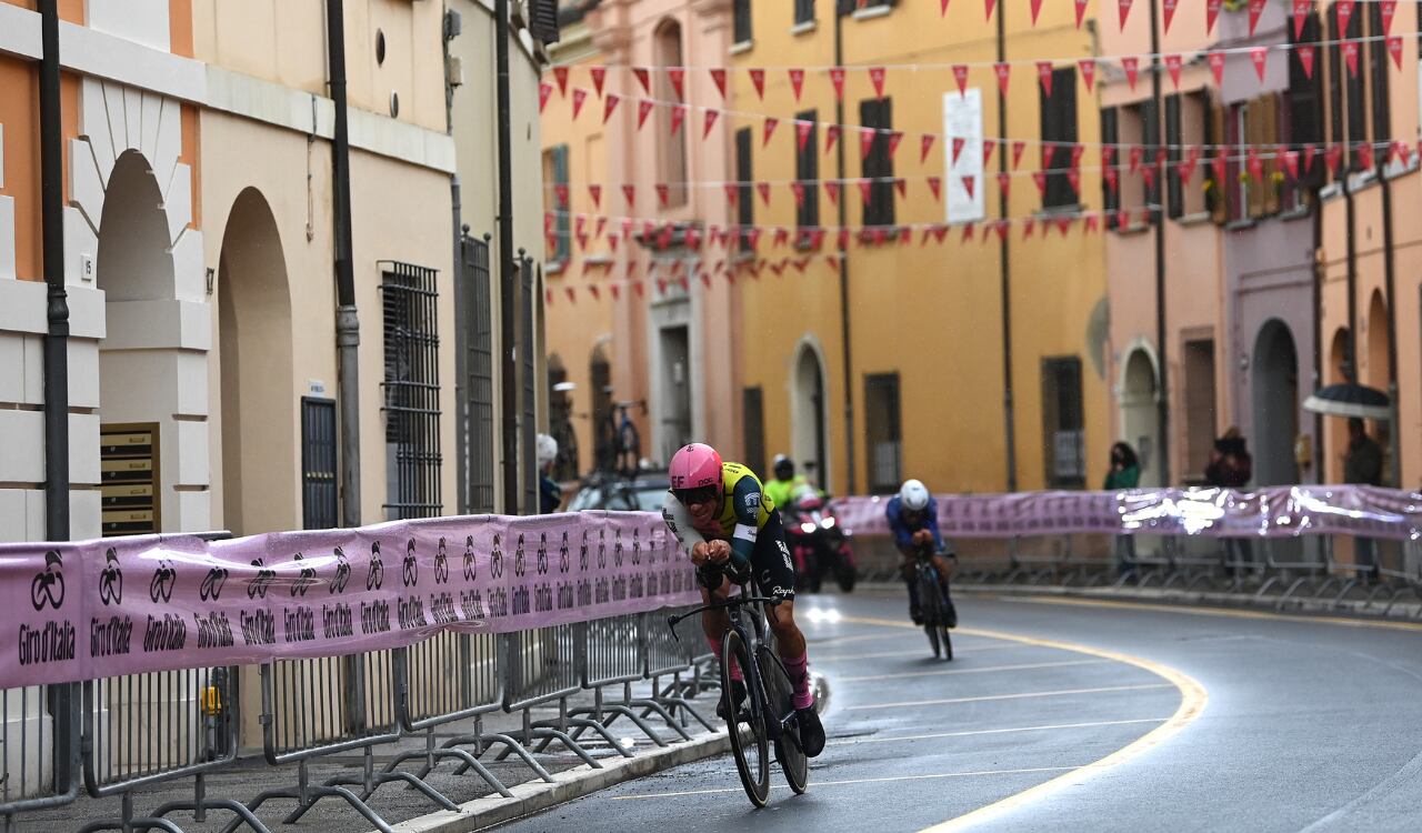 Rigoberto Urán mientras disputaba la contrarreloj de la etapa 9 en el Giro 106.