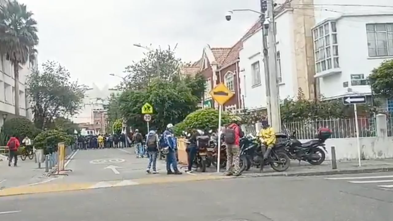 Protestas frente al Concejo de Bogotá durante la mañana del viernes 16 de octubre