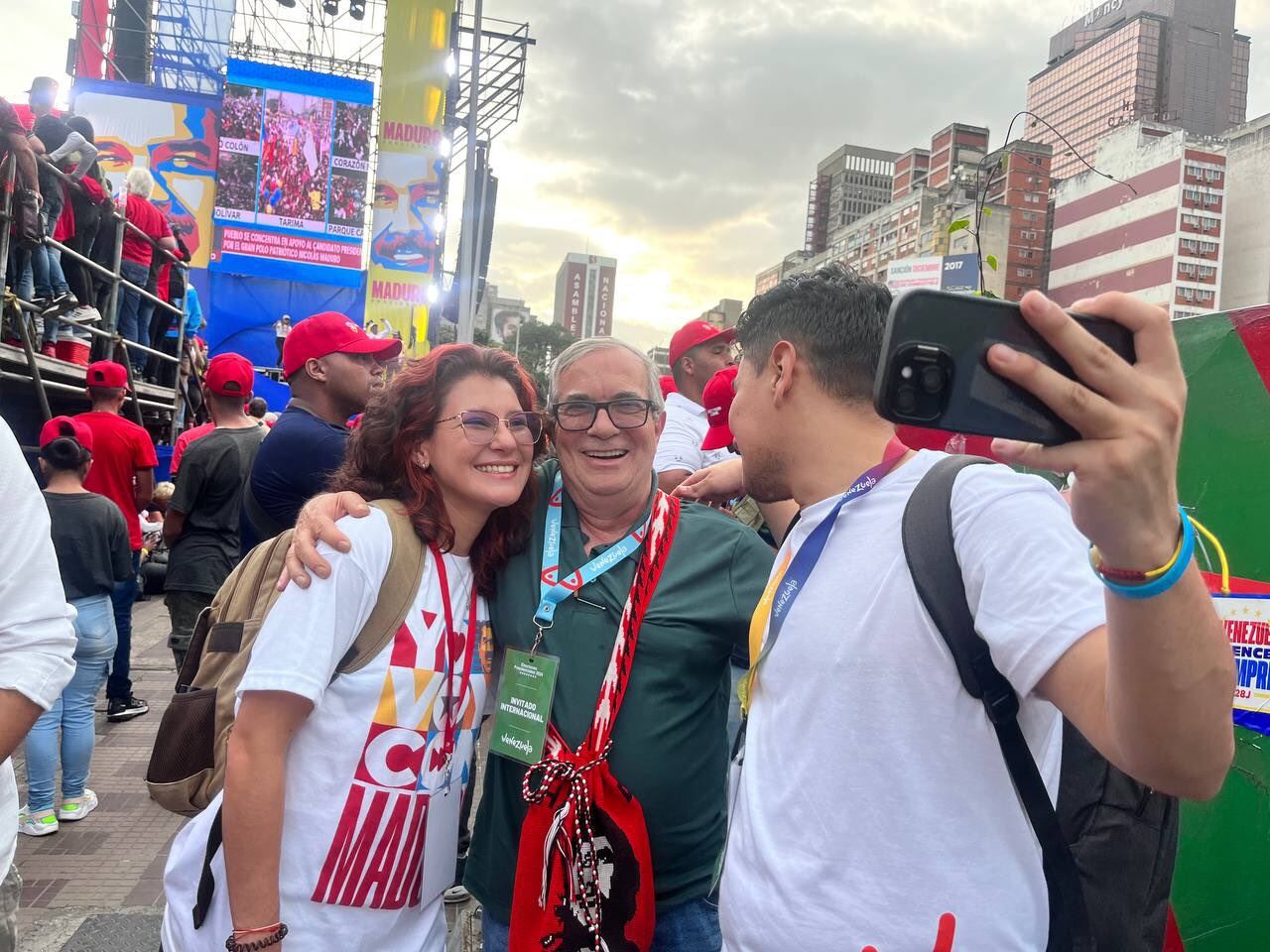 Rodrigo Londoño en el cierre de campaña de Nicolás Maduro.
